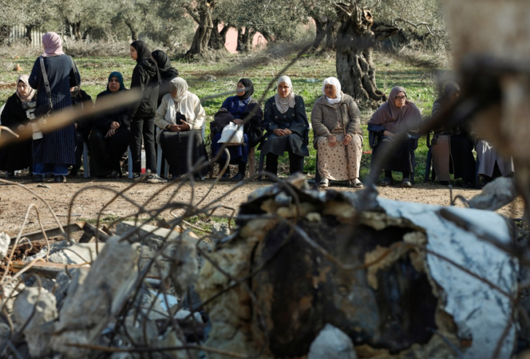 Kolonisten vallen direct na bestand Palestijns dorp op Westoever aan