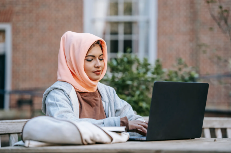 Scholieren vertellen over bidden op middelbare school, wat lang niet altijd mag