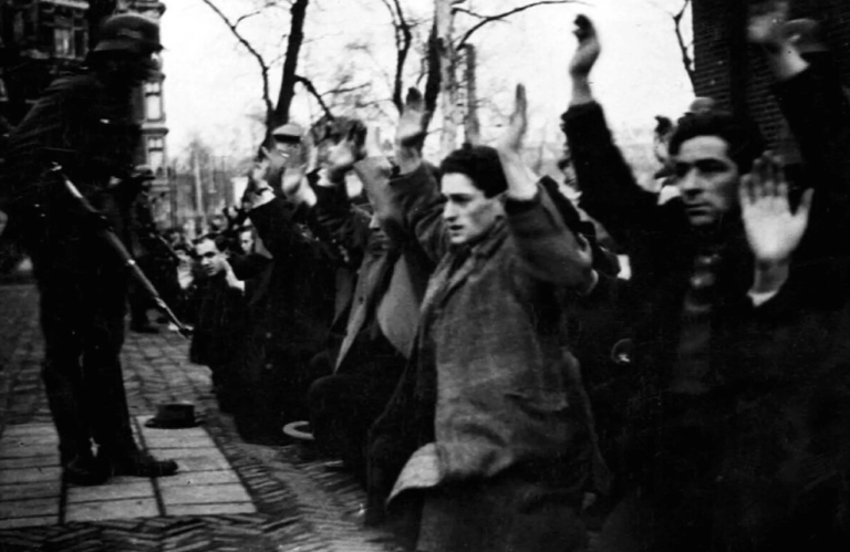 Protest bij herdenking Februaristaking: ‘Eerst de VOC, toen de NSB, nu de PVV’
