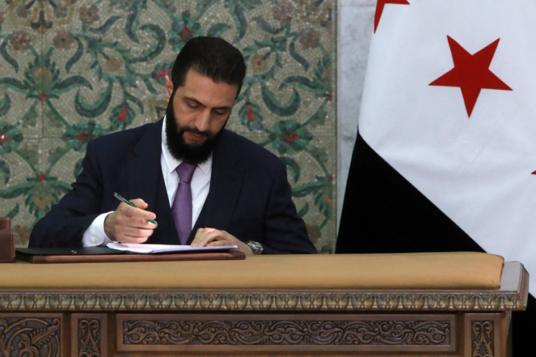 Syrische president Al-Sharaa ondertekent nieuwe grondwet