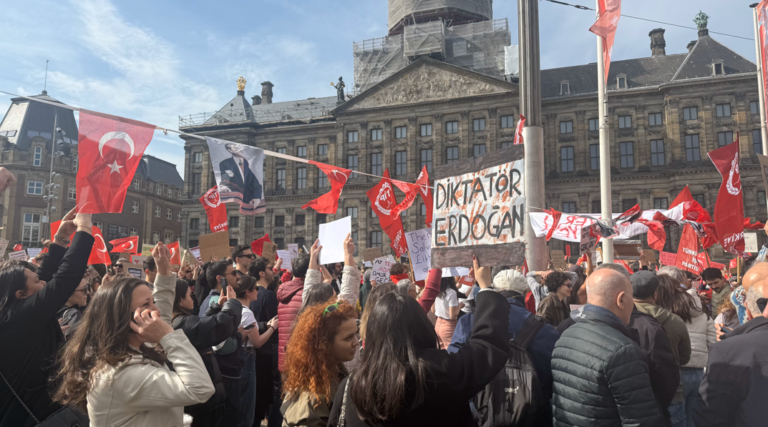 Demonstranten in Amsterdam steunen Imamoglu: ‘Turkije is een dictatuur’