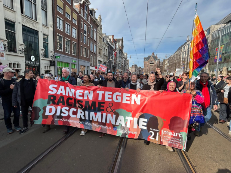 Duizenden protesteren tegen racisme en fascisme: ‘Ons hele systeem kraakt in zijn voegen’