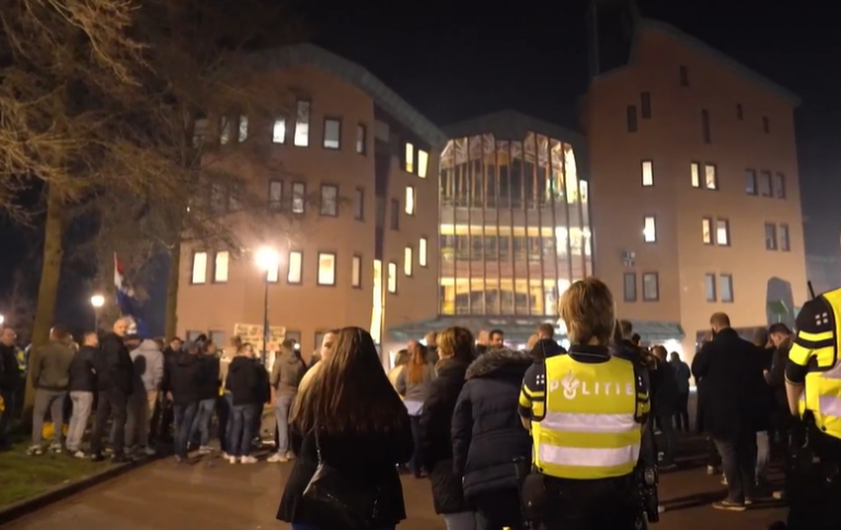 Demonstranten bekogelen gemeentehuis Sint-Michielsgestel om komst azc