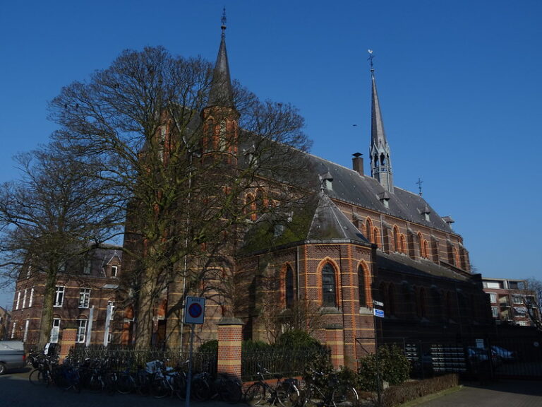 Weer protest tegen azc, relschoppers komen van ver