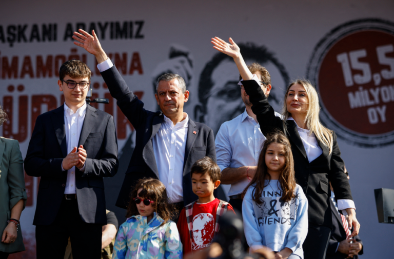 Turkse oppositieleider bekritiseert Engelse premier om zwakke reactie op arrestatie burgemeester Istanbul