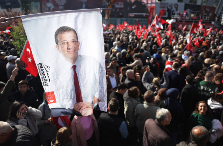 Regering Turkije pakt opnieuw CHP-burgemeesters op
