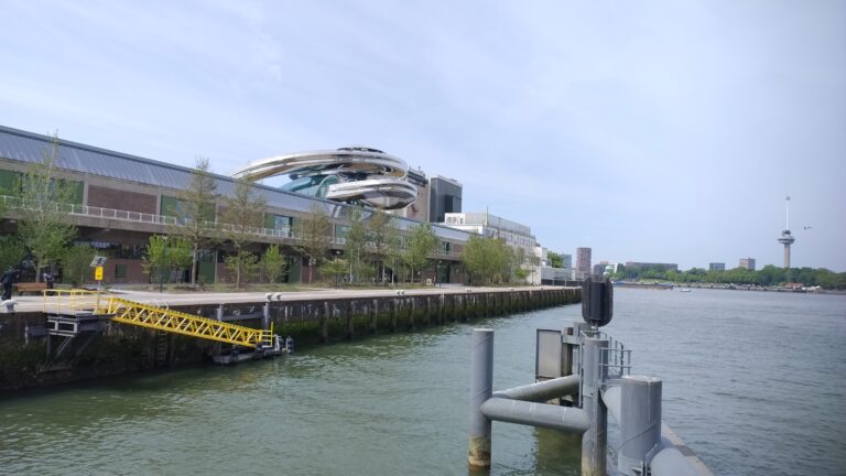 In kunstmuseum Fenix vertellen hutkoffers en tenten het verhaal van migratie