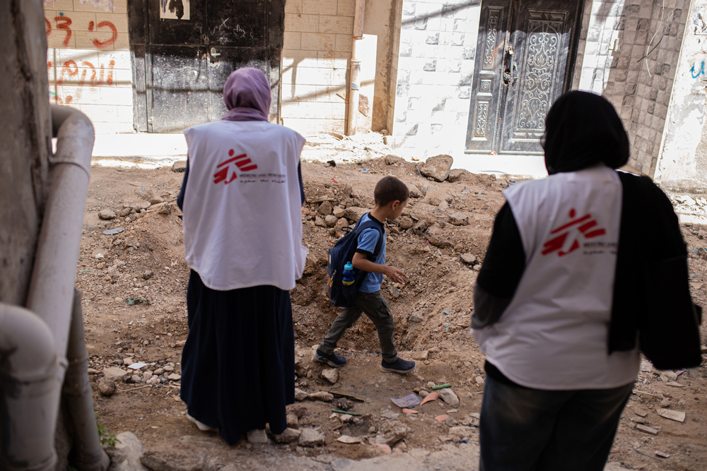 Na de inval in Jenin, van 28 augustus tot 6 september, hervatten de teams van Artsen zonder Grenzen hun psychologische eerstehulpactiviteiten in het vluchtelingenkamp. Beeld: Alexandre Marcou, AzG