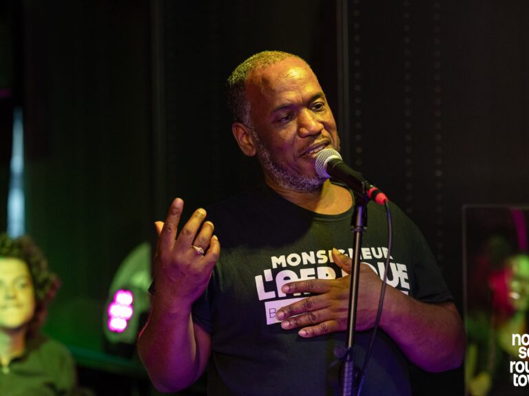 Afro-Caribische muziek en kunst op een Rotterdams treinstation