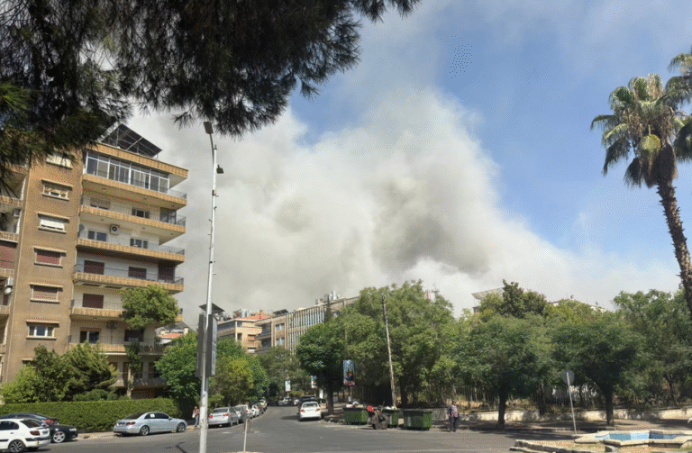 Israël bombardeert Damascus, Syrische troepen trekken zich terug uit Sweida