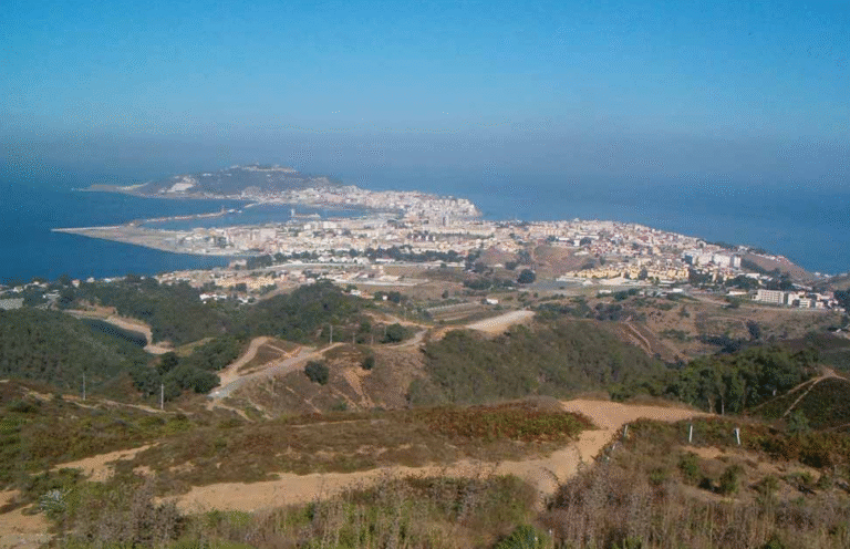 Marokkaanse jongeren zwemmen naar Spaanse exclave Ceuta