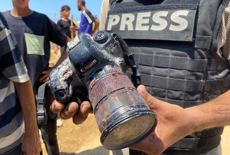 Israël doodt meer dan 19 Palestijnen, onder wie vijf journalisten, bij aanval op ziekenhuis