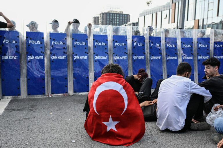 Turkse oproerpolitie valt hoofdkantoor grootste oppositiepartij binnen
