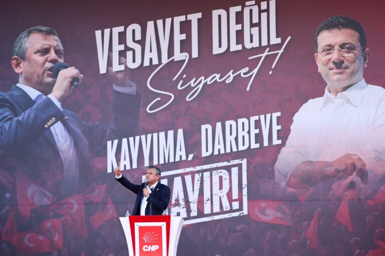 Grote demonstratie in Ankara tegen druk op oppositiepartij CHP
