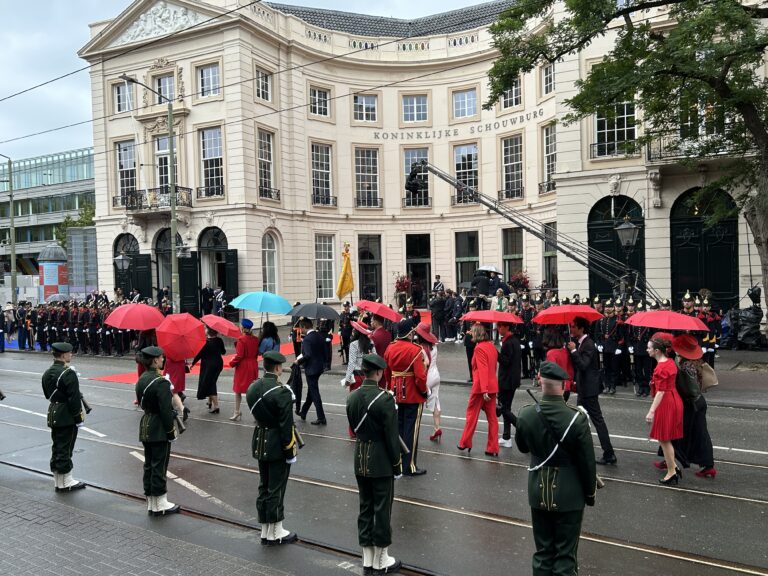 Senatoren in het rood protesteren op Prinsjesdag voor Gaza