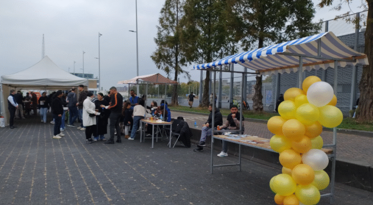 Op deze asielboot in Rotterdam werd azc-dag uitbundig gevierd