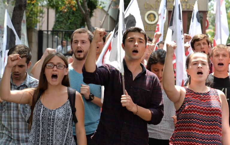 AKP’er wil generaal pardon ook voor Gülen-sympathisanten