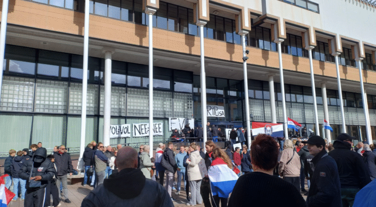 De spanning is te snijden tijdens azc-protest in Schiedam