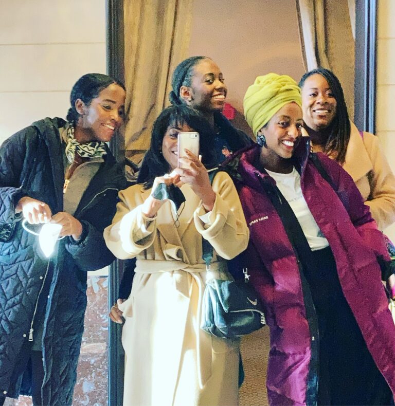 Twee vrouwen van kleur, uit de Dutch Squad, beëdigd als Kamerlid