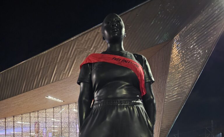 Rotterdamse beelden dragen rode sjerpen voor Gaza