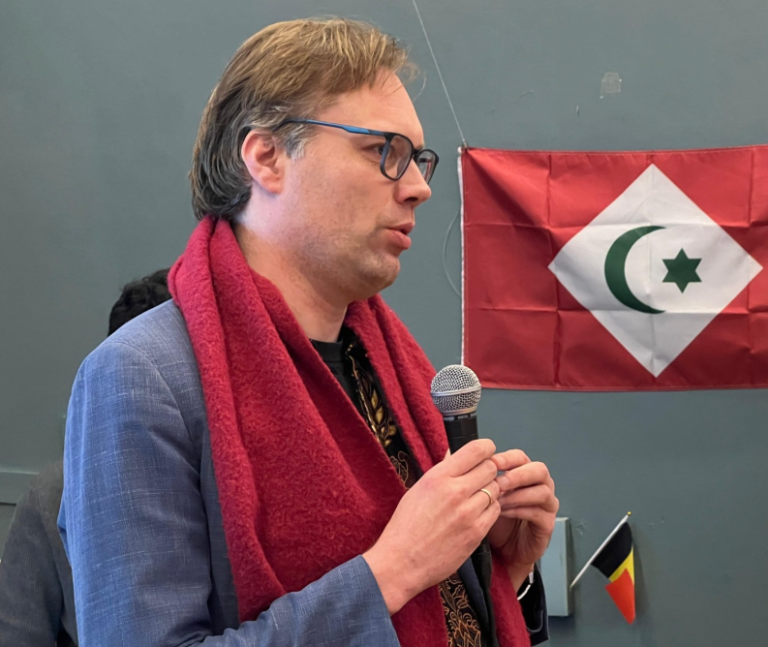 Kanttekening-journalist Ewout Klei ontvangt oeuvreprijs van Riffijnse mensenrechtenorganisatie