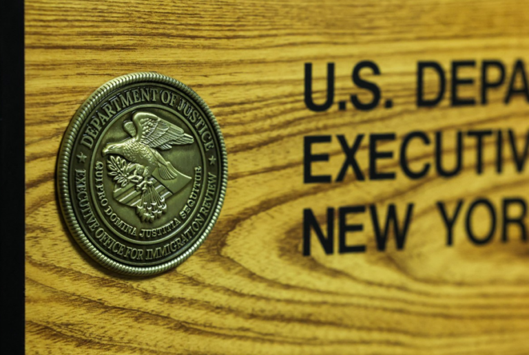 Hoofdredacteur van CBS schrapt kritisch item over Trumps deportatiebeleid