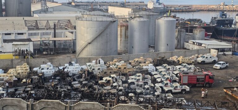 Saoedi-Arabië bombardeert haven Mukalla, VAE-troepen vertrekken uit Jemen