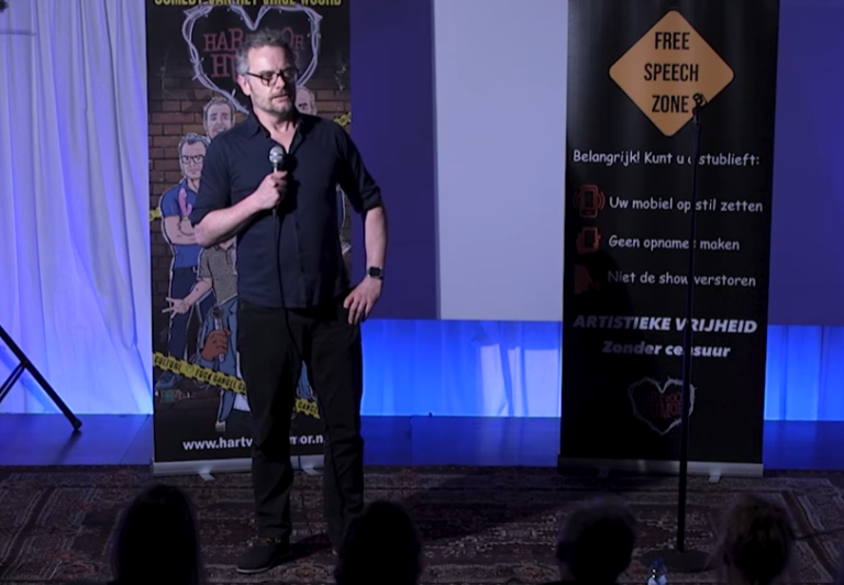 Theaters annuleren shows van comedian Rogier Kahlmann om ‘haatdragende’ uitspraken
