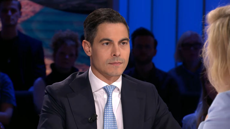 Ophef: Premier Jetten wijst expliciet naar moslims, in debat over antisemitisme