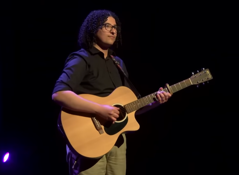 Kleinkunstenaar Ayoub Kharkhach wint Annie M.G. Schmidtprijs met liedje over zijn vader
