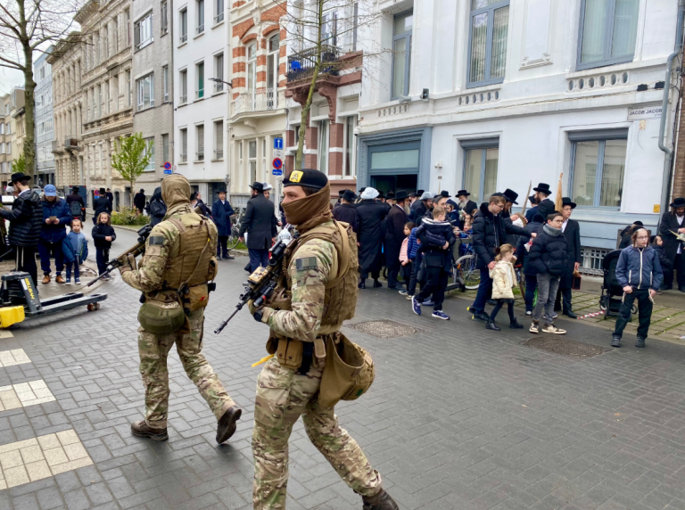 Militairen bewaken Joodse wijk in Antwerpen. ‘Ik wil dat Joden zich veilig voelen’