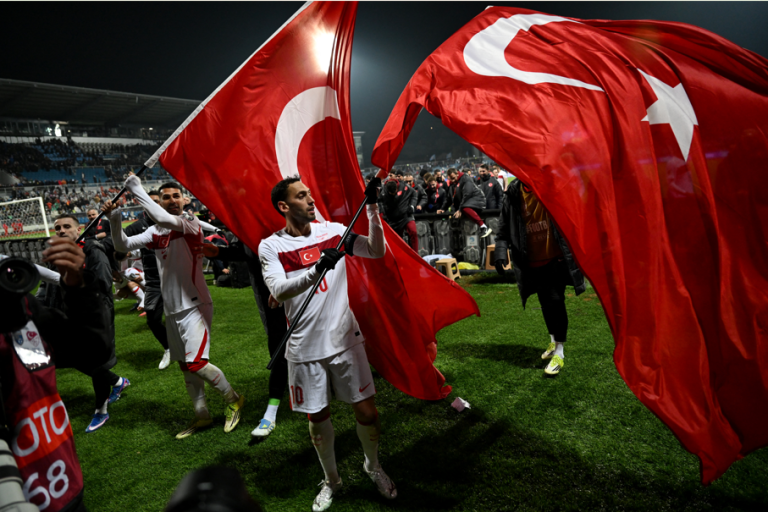 Feest in Schilderswijk, Turkije na 24 jaar weer op WK
