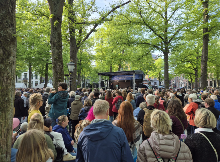 Bezoekers Alternatieve Herdenking in Den Haag. ‘Ik sta hier met gemengde gevoelens’