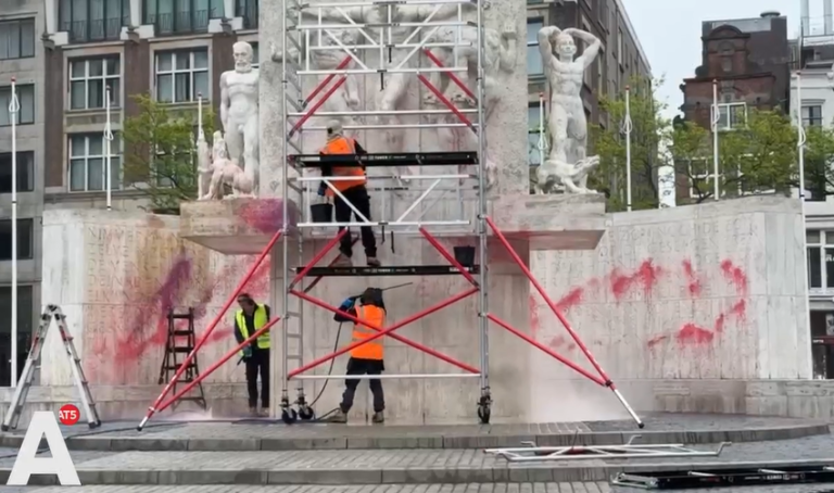 Monument op de Dam beklad met rode verf