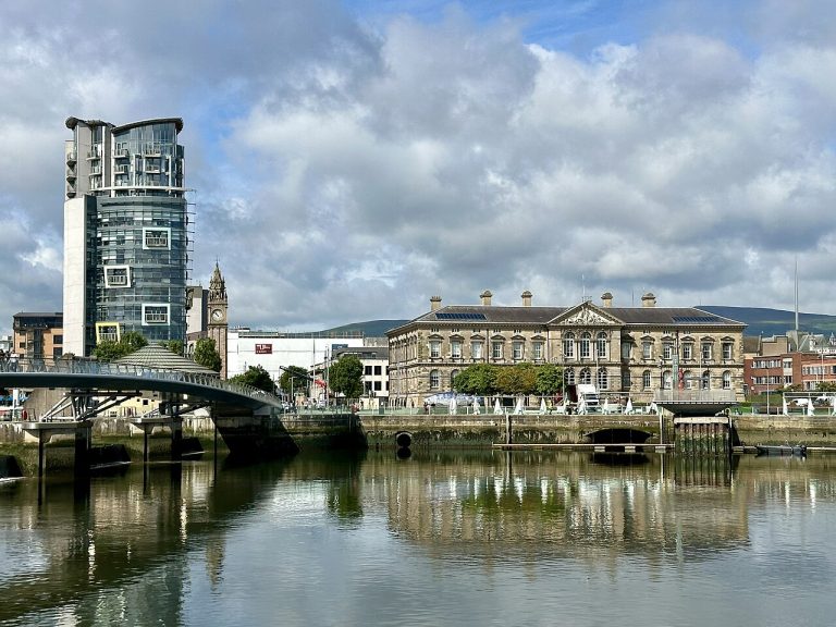 Racistische pogrom en migrantenjacht in Belfast