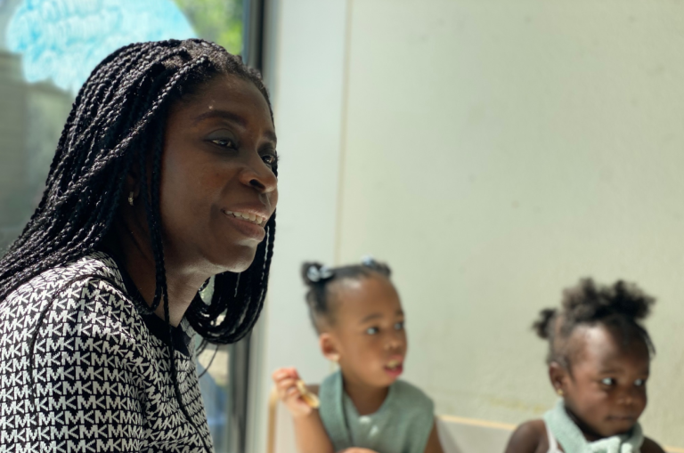 In het kinderdagverblijf van Clarita lopen werk en privé door elkaar. ‘Ik ben hun tante’