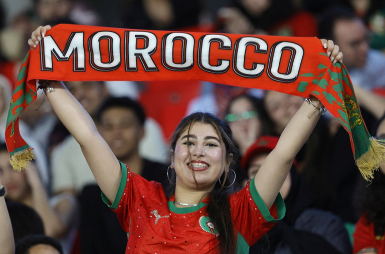 Wilders beledigt knielende Marokkaanse spelers, dag later: Hup Holland Hup!