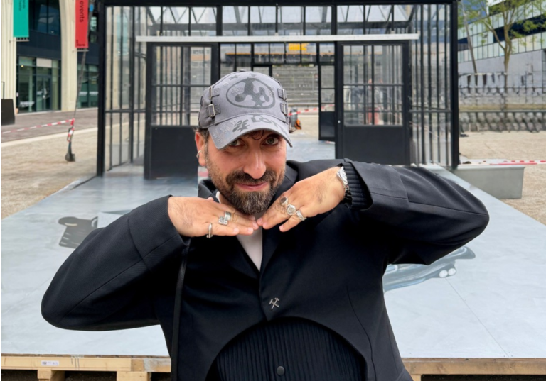 ‘Wachten op verandering is een idee-fixe,’ zegt kunstenaar Ahmet Ögüt