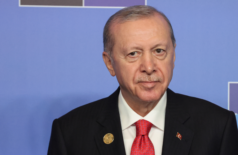 Erdogan geeft NAVO-leiders revolver cadeau: welke boodschap schuilt achter het geschenk?