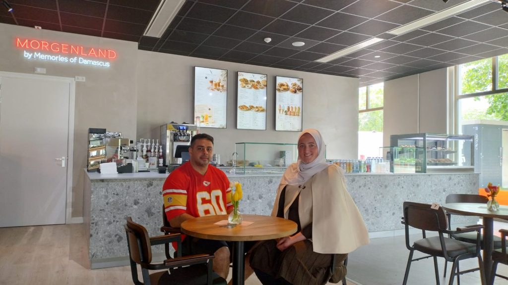 Anouk en Mohammad Habanakeh in hun pas geopende lunchroom in Rotterdam. Beeld: Majorie van Leijen