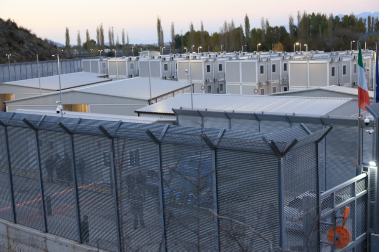 Amnesty: Italiaanse vluchtelingencentra in Albanië schenden de mensenrechten