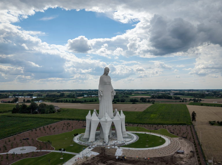 Hoogste Mariabeeld van Europa (55,6 meter) onthuld in Polen