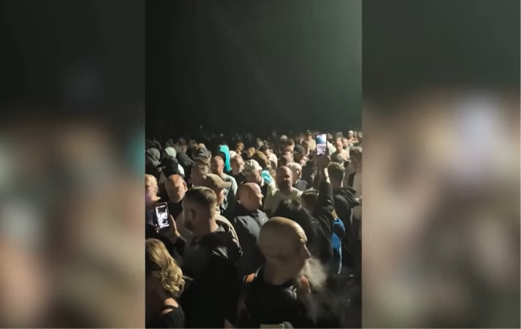 Extreemrechtse demonstranten willen asielzoekers tegenhouden en blokkeren Engelse havens