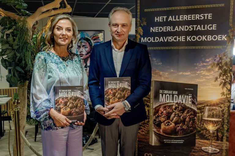 Consul Vera Stupenea is schrijver van het eerste Moldavische kookboek