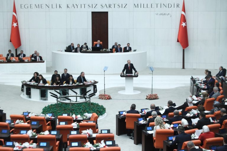 Waarom brengt een corruptieschandaal van miljarden Erdogan niet aan het wankelen?