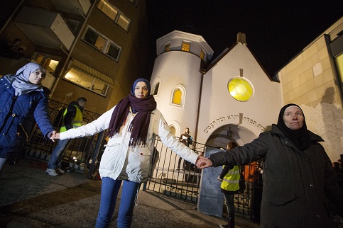 Muslims-synagogue.jpg Muslims-synagogue.jpg